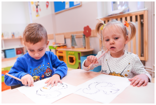 Pragniemy, aby dobre samopoczucie i kondycja dziecka były naturalnym efektem dobrej relacji z nami — opiekunami. Jesteśmy pewni, że takie podejście pozwoli dzieciom bezpiecznie i twórczo podejmować proponowane przez nas aktywności.